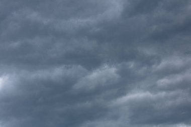 Fırtınalı bahar havasında dramatik bulutlar