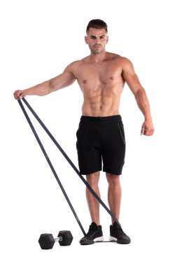 Beyaz arka planda vücut geliştirme yapan adam