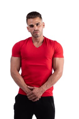 Beyaz arka planda vücut geliştirme yapan adam