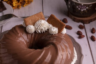 Çikolatalı ve kahveli kek. Tahta bir masanın üzerinde bir fincan kahve.