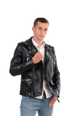 Beyaz arka planda siyah deri ceketli genç bir adam.