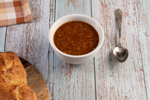 Zwiebelsuppe Einer Weißen Schüssel Auf Einem Holztisch — Stockfoto