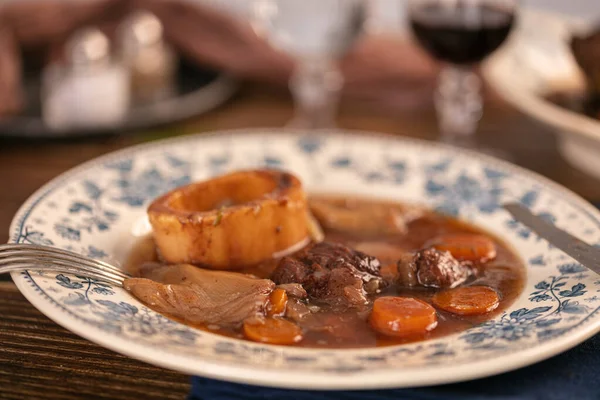 Shank Carne Bem Cozida Molho Vinho Servido Uma Placa Antiga — Fotografia de Stock