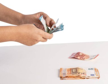 Avro banknotları beyaz arka plandaki bir masaya sayılıyor