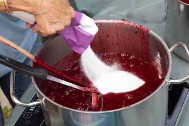 Ülkede ev yapımı böğürtlen reçeli hazırlığı