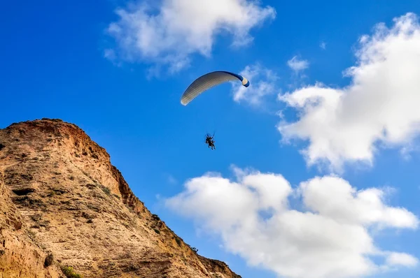 Paragliding in de buurt van de kliffen — Stockfoto