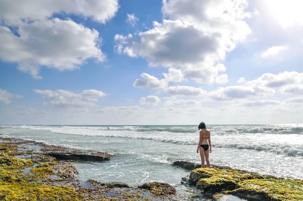 Femme dans la mer — Photo