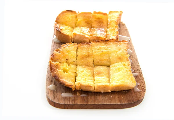 Toast au pain et lait condensé sur plaque de bois — Photo