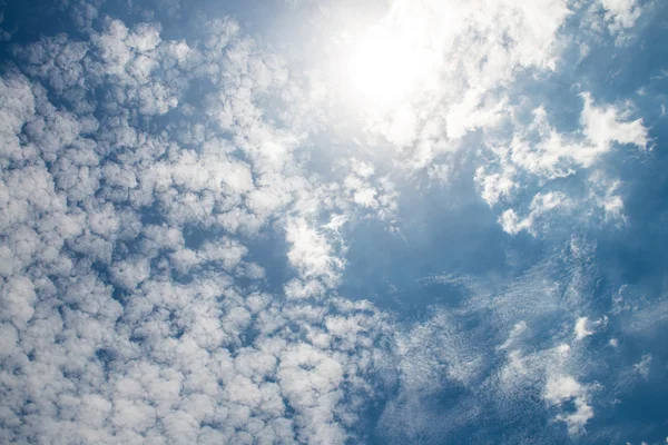 Modrá obloha a bílé nadýchané mraky — Stock fotografie