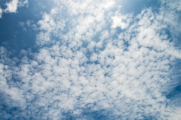 Cielo azul y nubes esponjosas blancas — Foto de Stock