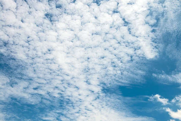 Niebieskie niebo i białe puszyste chmury — Zdjęcie stockowe