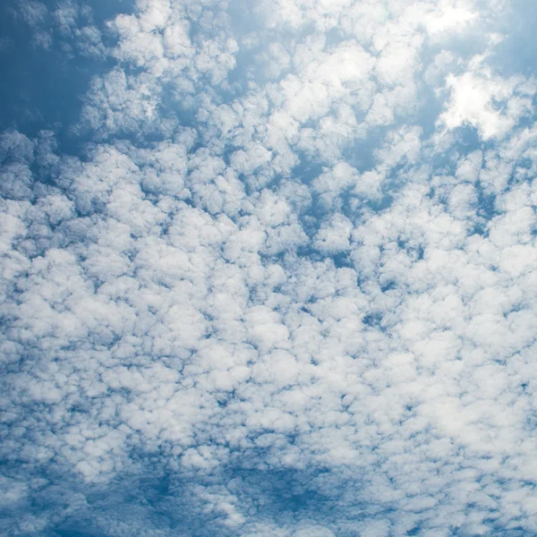 Blauer Himmel und weiße, flauschige Wolken — Stockfoto