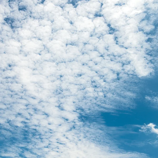 Cielo azul y nubes esponjosas blancas — Foto de Stock