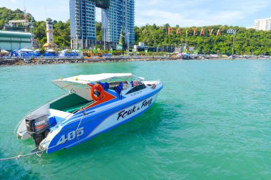 Tekne park ziyaretçiler için liman kıyısında ile Motorlu tekne