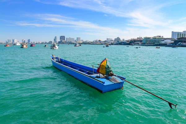 Horgászcsónak a Pattaya-öböl gyönyörű strand — Stock Fotó