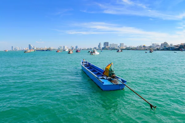 Belle plage avec bateau de pêche à la baie de Pattaya — Photo