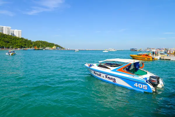 Barco a motor no parque de barco para visitantes do porto com costa de — Fotografia de Stock