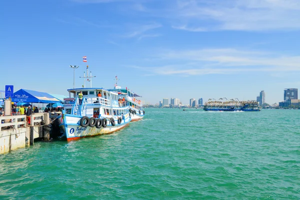 Navire à passagers au parc de bateaux pour les visiteurs du port avec des coas — Photo
