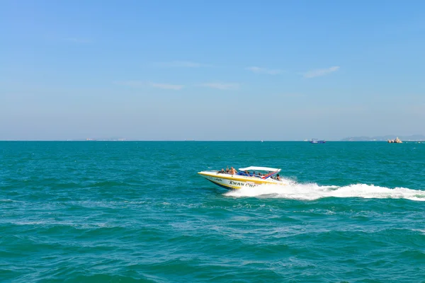 Speedboat navigating in the Gulf of Pattaya,Thailand. — Stock Photo, Image