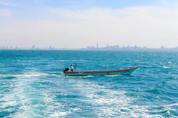 Balıkçılar kıyı Pattaya şehir sürüş. — Stok fotoğraf