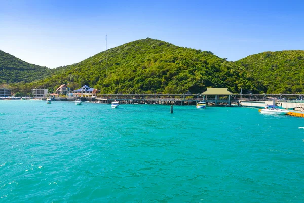 La vue depuis la mer sur l'île de Koh Larn — Photo