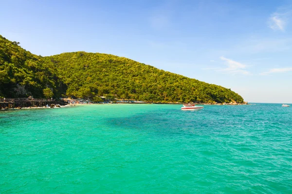 Pohled z moře na ostrově Koh larn — Stock fotografie
