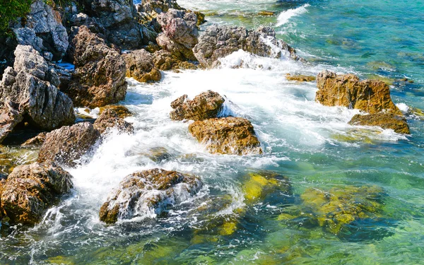 Natura scena spiaggia rocciosa e mare in Koh Larn Isola — Foto Stock