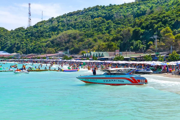 Touristes jouant à la plage, à Koh Lan (Larn Island  ) — Photo