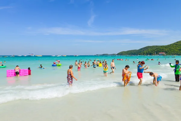 Туристы, играющие на пляже, в Ко Ларн, Паттайя, Таиланд — стоковое фото