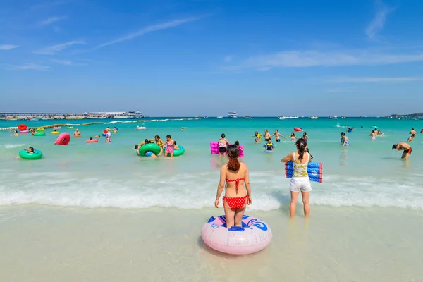 Turisté, hrát na pláži, v Koh Larn, Pattaya, Thajsko — Stock fotografie