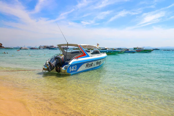 Bella spiaggia con barca a motore sull'isola di Larn — Foto Stock