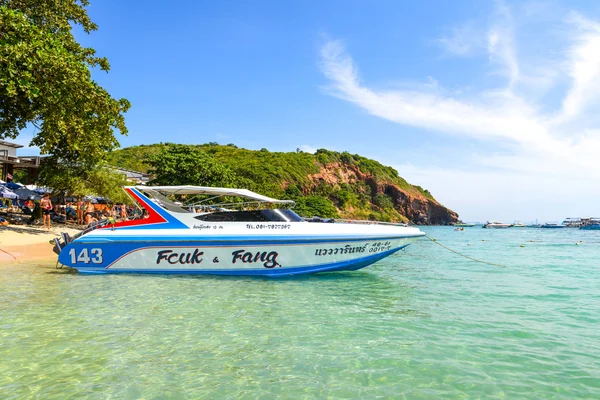 Belle plage avec bateau à moteur à Larn île — Photo