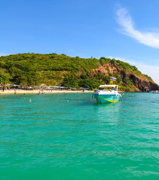 Belle plage avec bateau à moteur à Larn île, Thaïlande — Photo