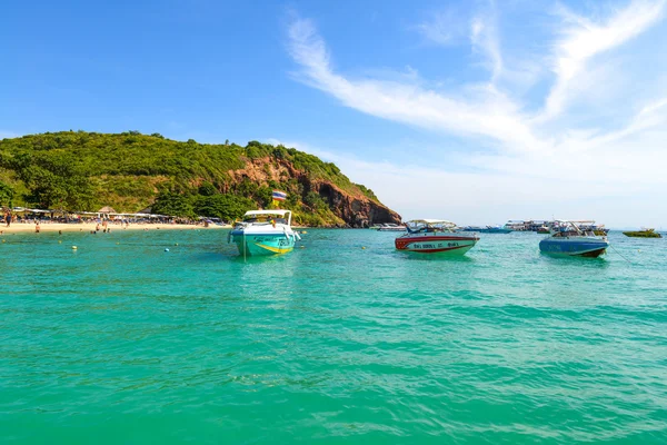 Belle plage avec bateau à moteur à Larn île, Thaïlande — Photo