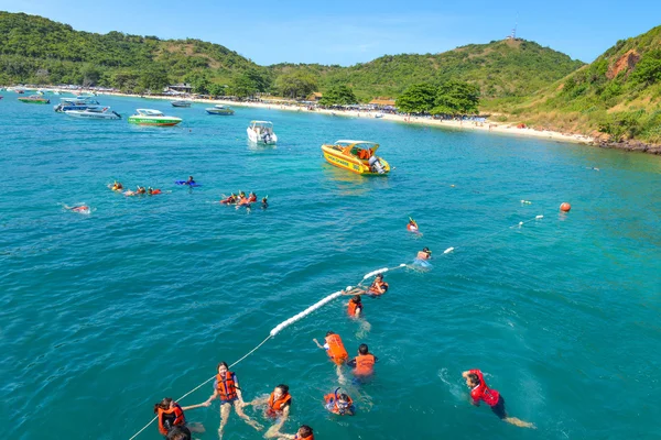 Skupina turistů, šnorchlování na modré mořské vody v tropical — Stock fotografie