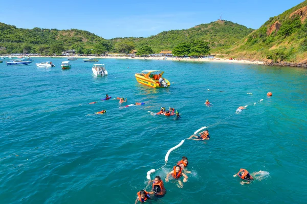 Un groupe de touristes plongeant en apnée sur l'eau de mer bleue dans les tropiques — Photo