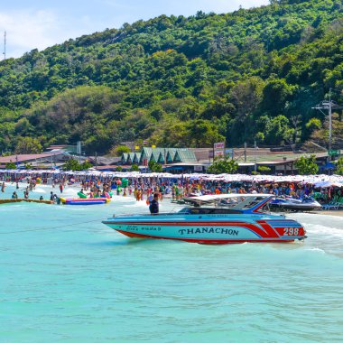 Koh Lan (Larn Adası) Beach oynayan Turistler ) 