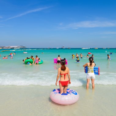 turistler oynayan Beach, Koh Larne, Pattaya, Tayland