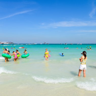 turistler oynayan Beach, Koh Larne, Pattaya, Tayland