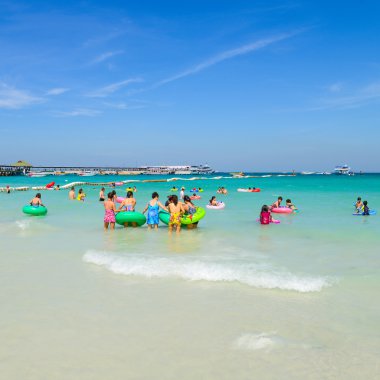 turistler oynayan Beach, Koh Larne, Pattaya, Tayland