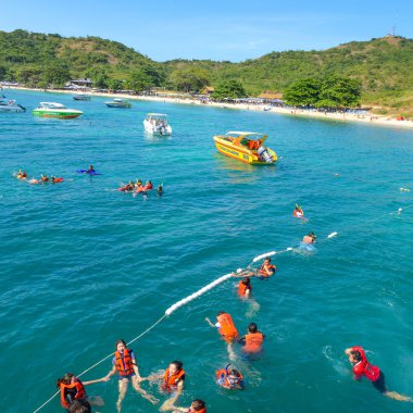Tropikal mavi deniz su dalış turist bir grup