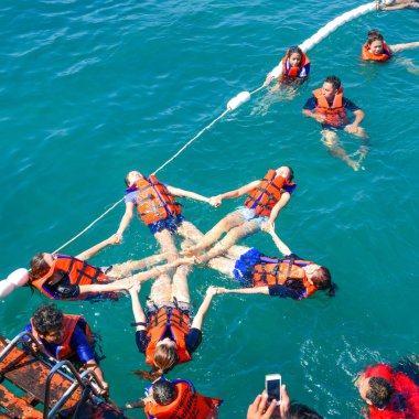 Tropikal mavi deniz su dalış turist bir grup