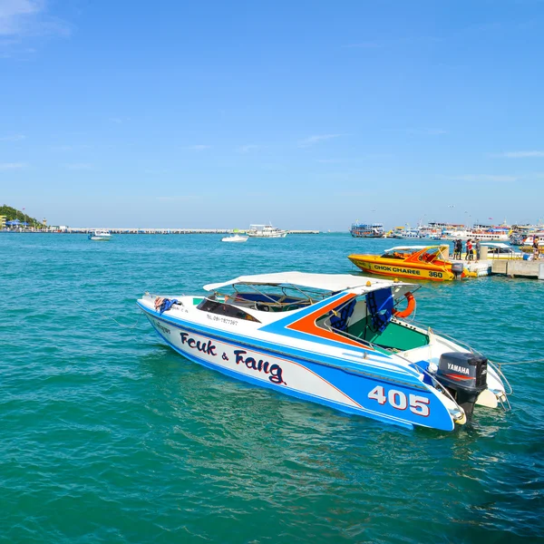 Bateau à moteur à Boat park pour les visiteurs du port avec la côte de — Photo