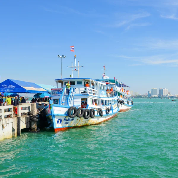 Navire à passagers au parc de bateaux pour les visiteurs du port avec des coas — Photo