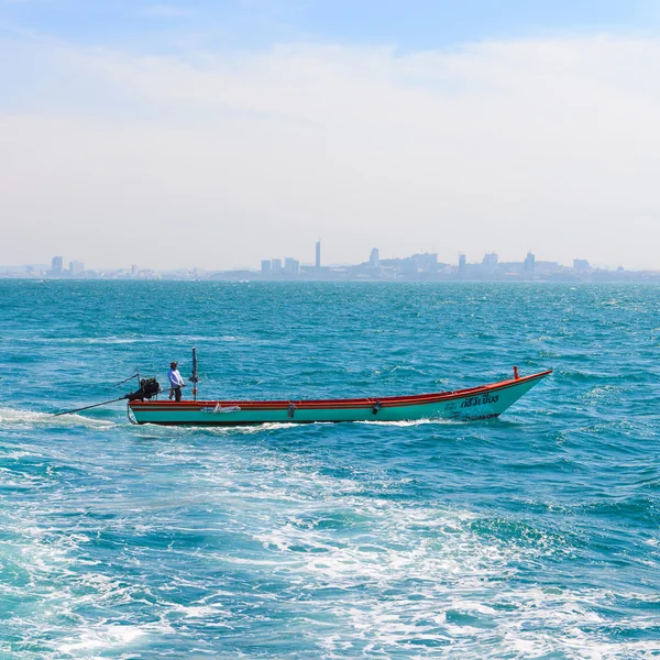 Balıkçılar kıyı Pattaya şehir sürüş. — Stok fotoğraf