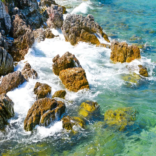 Natura scena spiaggia rocciosa e mare in Koh Larn Isola — Foto Stock