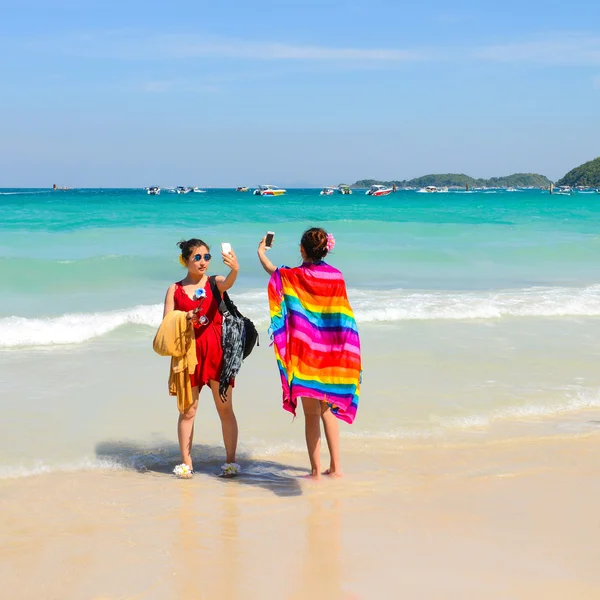 Asiática womansl tomando selfie con smartphone en la playa en Lar —  Fotos de Stock