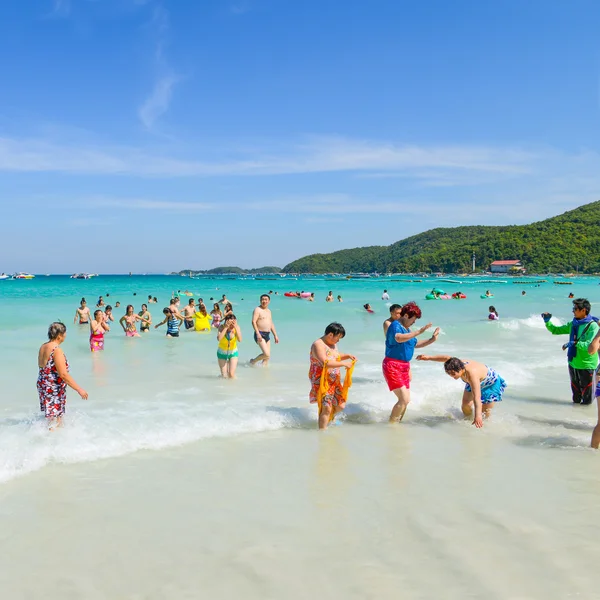 パタヤ、タイ島ラーンで、ビーチで遊ぶ観光客 — ストック写真