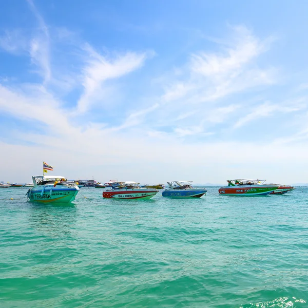 Belle plage avec bateau à moteur à Larn île — Photo