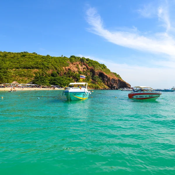 Nádherná pláž s motorovou lodí na Larn island, Thajsko — Stock fotografie